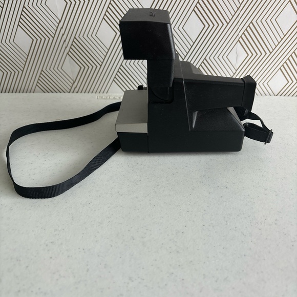 Vintage Polaroid Sun 600 LMS Instant Film Camera - Picture 2 of 9